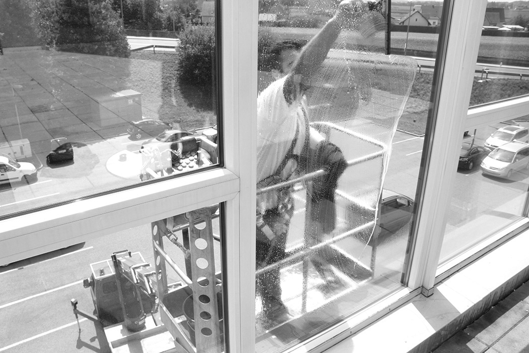 Fensterreinigung mit Steiger im 3. Stock
